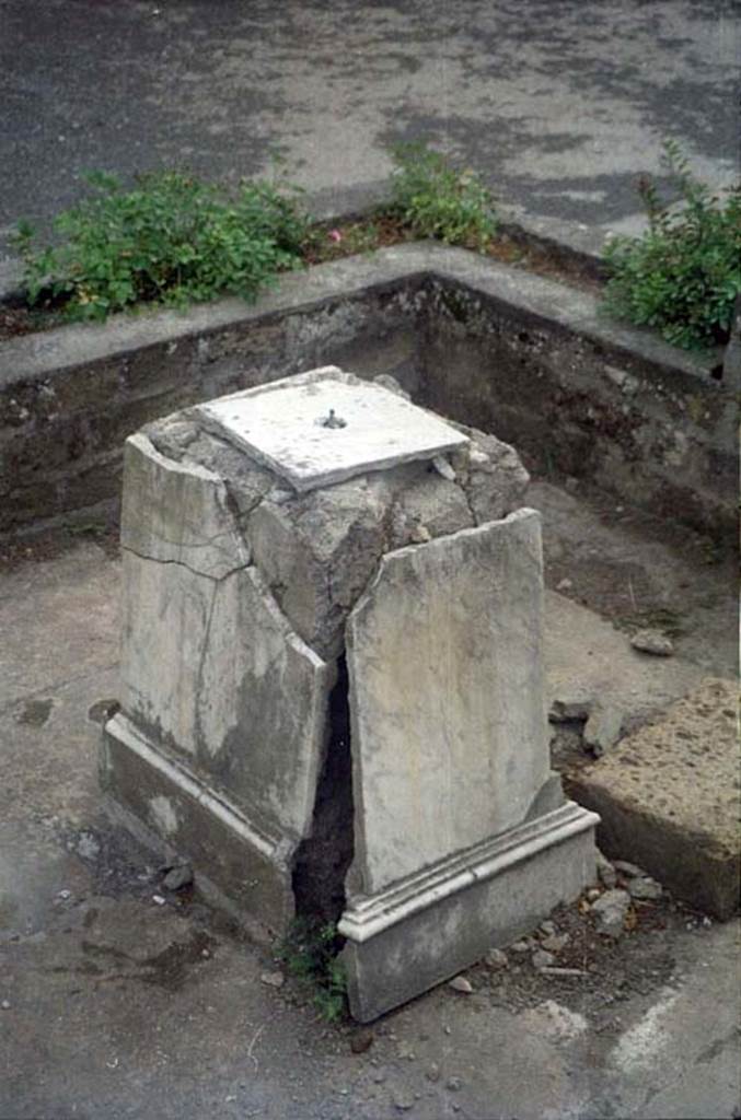 II.2.2 Pompeii. July 2011. Room 2, fountain base which may have held a statuette, 
Photo courtesy of Rick Bauer.