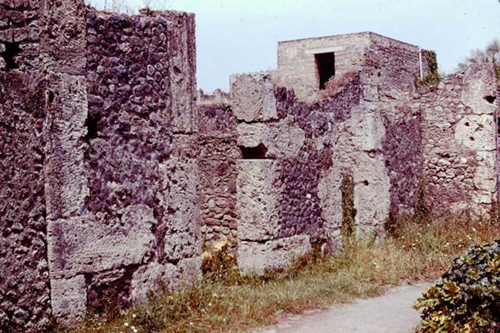 II.2.2 Pompeii. 1976. Room 2, north-west corner of atrium with doorways to rooms “a” and 4 on west side. Photo by Stanley A. Jashemski.   
Source: The Wilhelmina and Stanley A. Jashemski archive in the University of Maryland Library, Special Collections (See collection page) and made available under the Creative Commons Attribution-Non Commercial License v.4. See Licence and use details. J76f0339