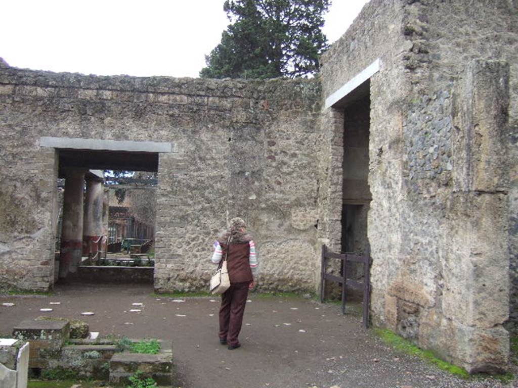 II.2.2 Pompeii. December 2005. Room 2, south-west side of atrium.  
Doorway to room “b”, on right, and entrance to pseudoperistyle “g” and garden area, on left.