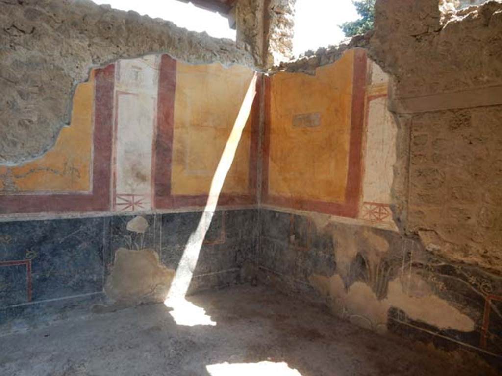 II.2.2 Pompeii. May 2016. Room “c”, south-east corner of triclinium.
Photo courtesy of Buzz Ferebee.