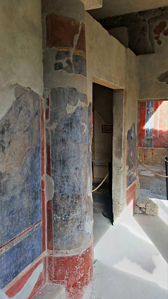 II.2.2 Pompeii. 2016/2017. 
Pseudoperistyle “g”, looking north across doorway to room “d” in centre, towards room “b” on right.
Photo courtesy of Giuseppe Ciaramella.
