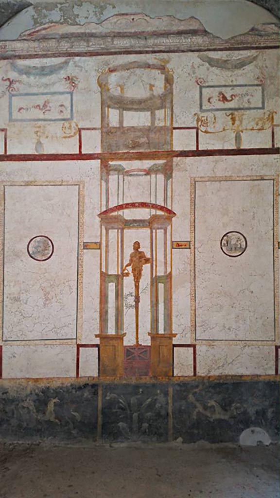 II.2.2 Pompeii. 2016/2017. 
Room “d”, west wall. Photo courtesy of Giuseppe Ciaramella.