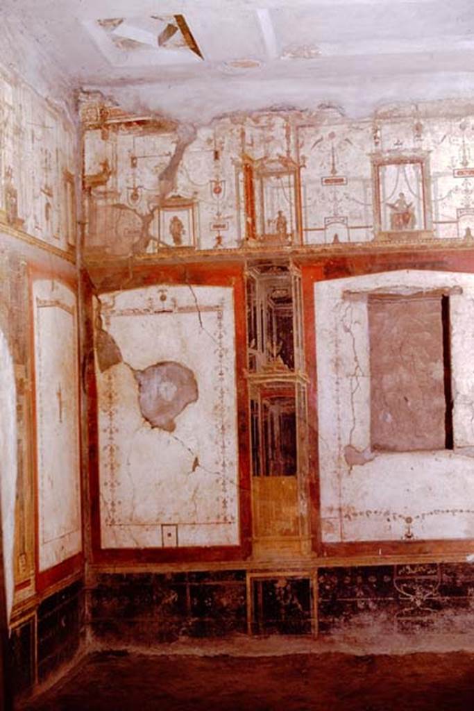 II.2.2 Pompeii. 1961. Room “f”, south-west corner and decorative ceiling.  
Photo by Stanley A. Jashemski.
Source: The Wilhelmina and Stanley A. Jashemski archive in the University of Maryland Library, Special Collections (See collection page) and made available under the Creative Commons Attribution-Non Commercial License v.4. See Licence and use details.
J61f0402