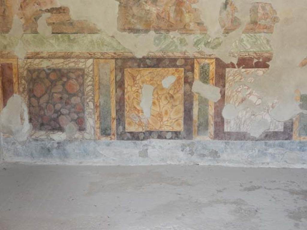 II.2.2 Pompeii. May 2016. Room “h”, marble style zoccolo or lower part of north wall. 
Photo courtesy of Buzz Ferebee.