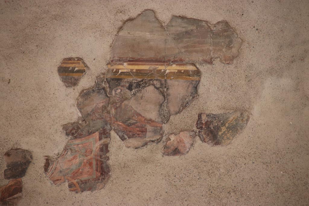 II.2.2 Pompeii. October 2023. 
Triclinium “h”, detail from north wall at east end. The corpse of Hector is being dragged behind a chariot.  Photo courtesy of Klaus Heese