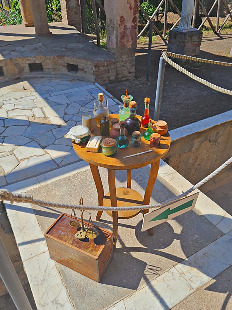 II.2.2 Pompeii. 8th June 2024. 
Room “i”, reproduction items that would have been used by the ancient pompeian. Photo courtesy of Giuseppe Ciaramella.
Historical reconstruction entitled L’altra Pompei prende vita (The other Pompeii comes to life).