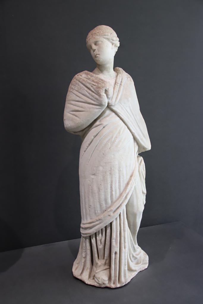 II.2.2 Pompeii. October 2022. 
Marble statue of the muse Erato, on display in exhibition in Palaestra. Photo courtesy of Klaus Heese