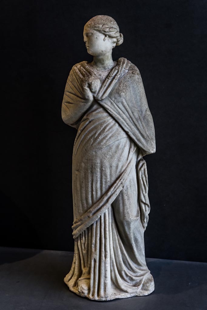 II.2.2 Pompeii. January 2023. 
Room “i”, looking south to front of statue of Mnemosyne or Erato.
On display in exhibition in the Palaestra.  Photo courtesy of Johannes Eber.