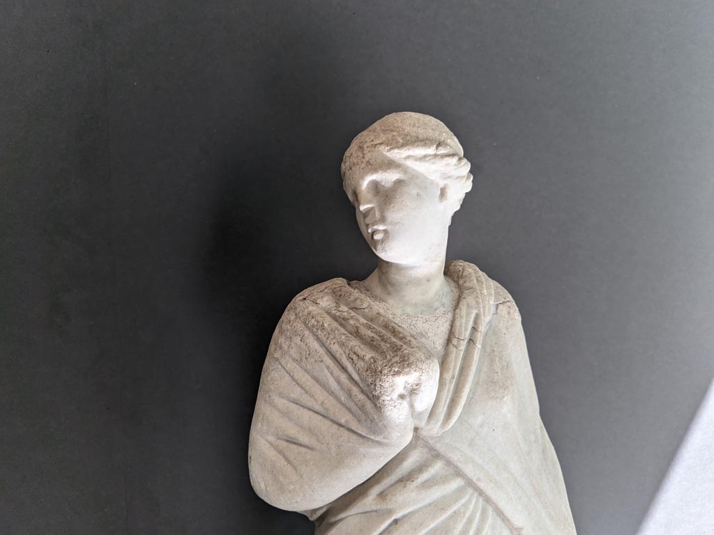 II.2.2 Pompeii. April 2022. 
Detail of statue of muse Mnemosyne or Erato, on display in exhibition in the Palaestra. Photo courtesy of Giuseppe Ciaramella.