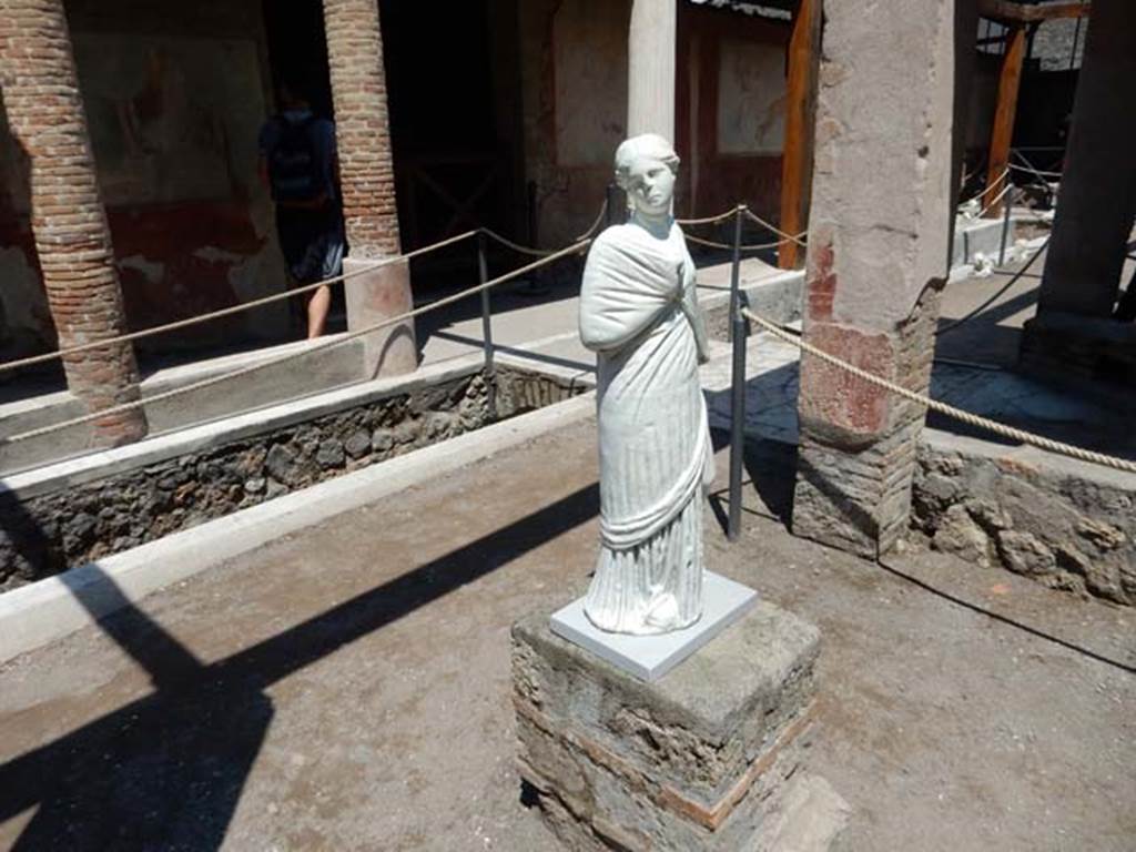 II.2.2 Pompeii. May 2016. 
Room “i”, looking north-east across upper euripus towards doorway to “myths” room and north wall of upper euripus.
Replaced statue of the muse Erato or Mnemosyne . SAP inventory number 2909.
Photo courtesy of Buzz Ferebee.