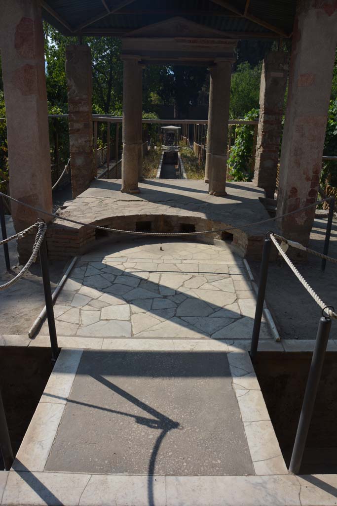 II.2.2 Pompeii. July 2017. Room “i”, looking south across flooring at junction of upper and lower euripus.
Foto Annette Haug, ERC Grant 681269 DÉCOR.