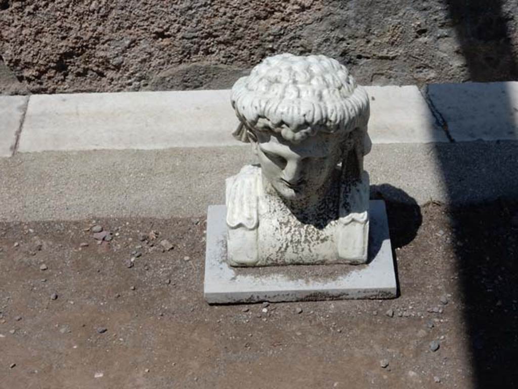 II.2.2 Pompeii. May 2016. 
Room “i”, white bust of a man, perhaps a young Dionysus replaced in the garden area.
Photo courtesy of Buzz Ferebee.