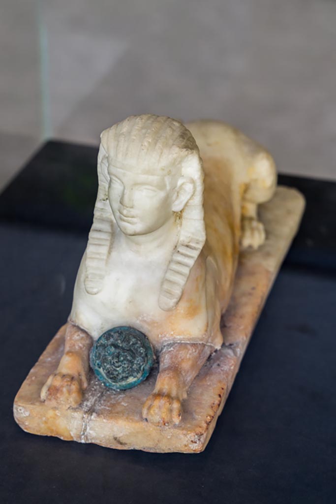 II.2.2 Pompeii. January 2023. 
Room “i”, white statuette of Sphinx, found on the north side of the upper euripus.
On display in exhibition in Palaestra.  Photo courtesy of Johannes Eber