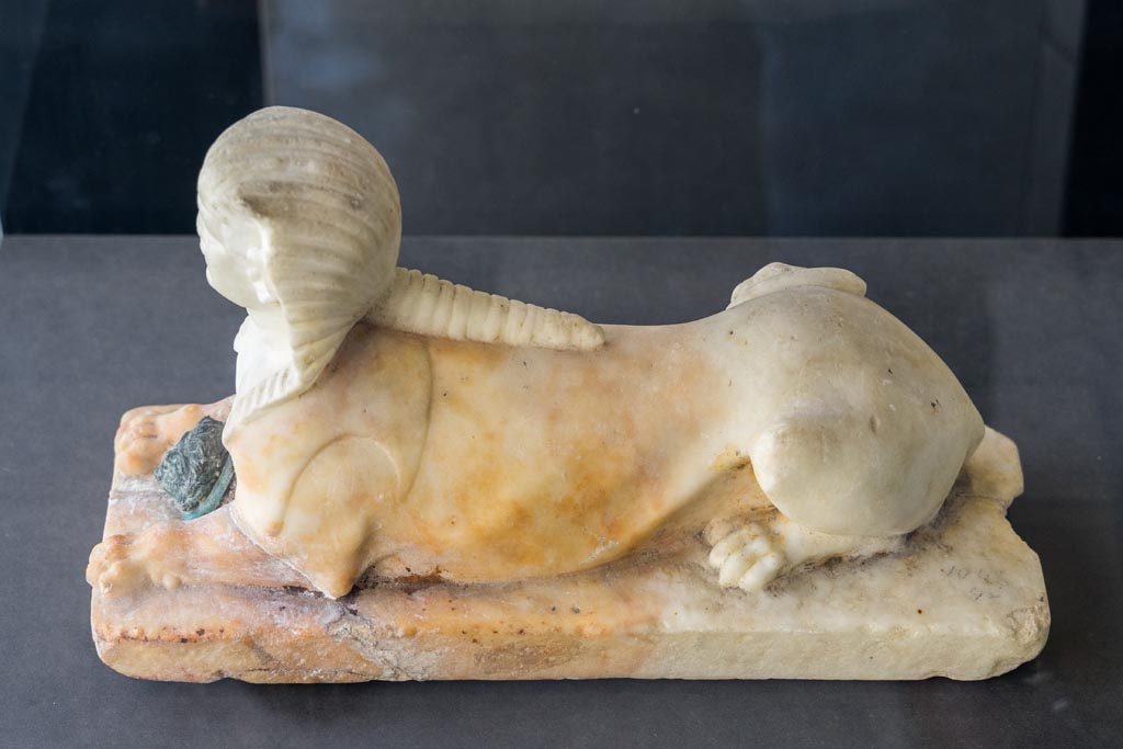 II.2.2 Pompeii. January 2023. Room “i”, white statuette of Sphinx, found on the north side of the upper euripus.
On display in exhibition in Palaestra.  Photo courtesy of Johannes Eber