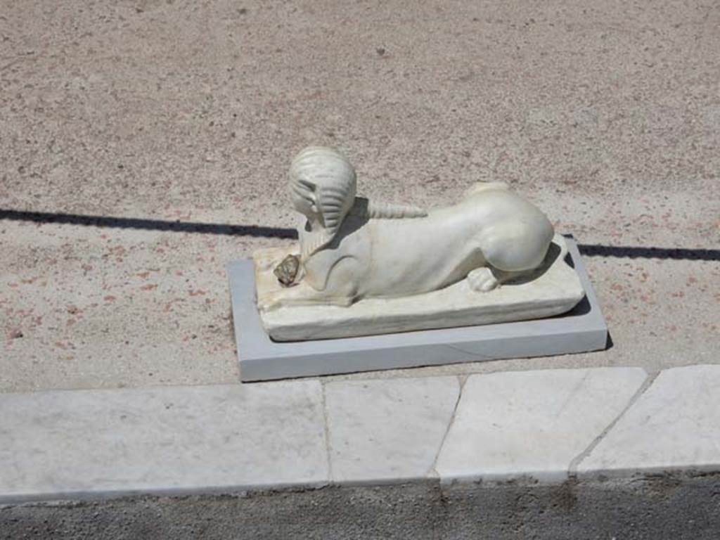 II.2.2 Pompeii. May 2016. Room "i", white statuette of Sphinx, found on the north side of the upper euripus.
Photo courtesy of Buzz Ferebee.