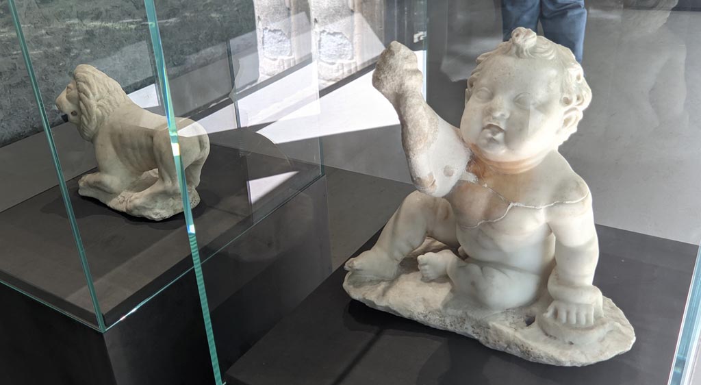 II.2.2 Pompeii. April 2022. 
Room “i”. White marble statuette of a young Hercules strangling a snake. On display in exhibition in Palaestra.
Photo courtesy of Giuseppe Ciaramella.