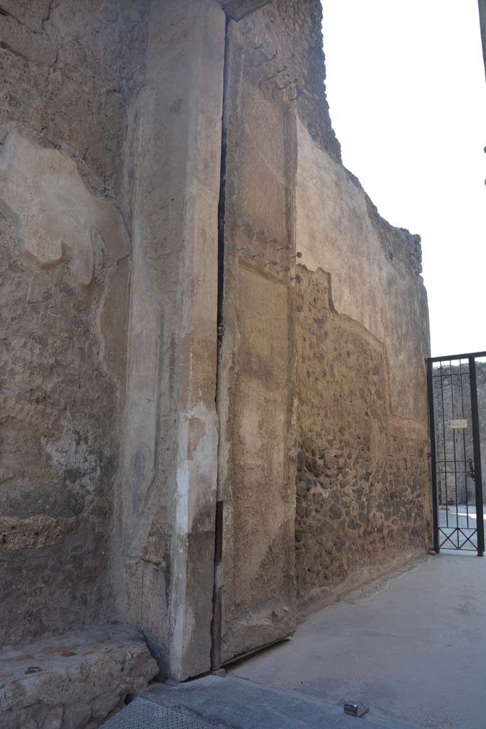 II.2.2 Pompeii. July 2017. 
Looking towards east side of entrance doorway, with plaster cast of the shutters. 
Foto Annette Haug, ERC Grant 681269 DÉCOR.