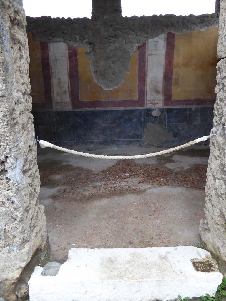 II.2.2 Pompeii. January 2017. Room “c”, looking through entrance doorway towards east wall. 
Foto Annette Haug, ERC Grant 681269 DÉCOR.