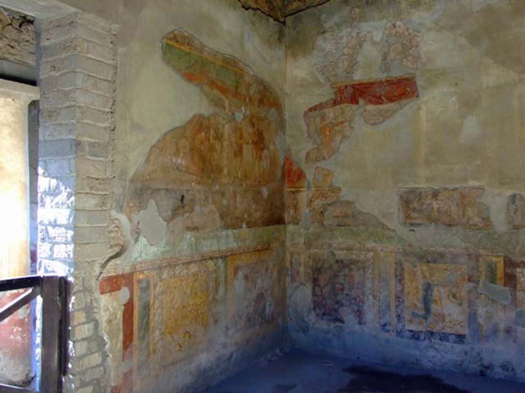 II.2.2 Pompeii. March 2009. Room “h”, triclinium with walls painted with scenes of myths. 
Two friezes occupy the middle upper zones of the four walls and they continue all around the room, interrupted only by the door openings.
In the large upper frieze are eight episodes from the life of Heracles. 
Below these in the narrower 30cm high frieze are scenes from the Iliad.