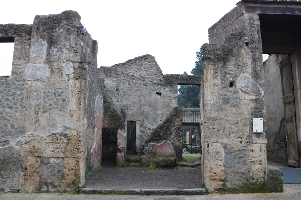 II.2.3 Pompeii. December 2018. Entrance doorway on south side of Via dell’Abbondanza. Photo courtesy of Aude Durand.
