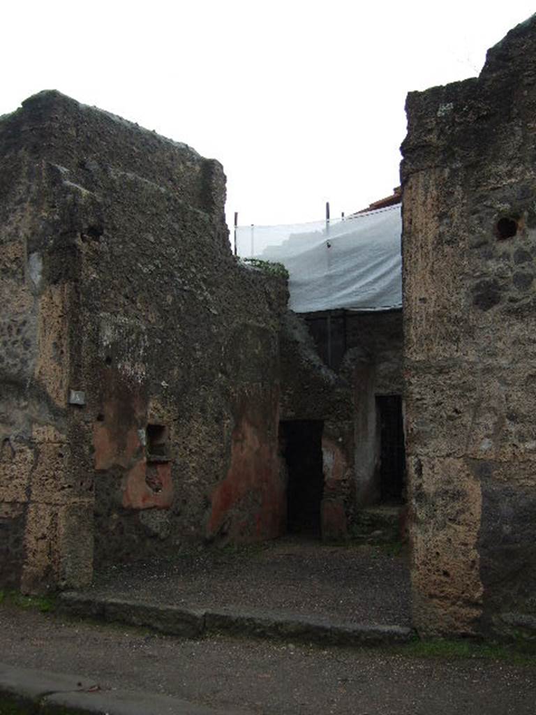 II.2.3 Pompeii. December 2005.Entrance, looking south-east.