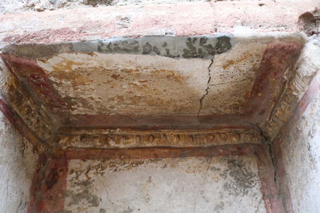 II.2.3 Pompeii. December 2018. Detail of decorative stucco inside eat wall niche. Photo courtesy of Aude Durand.