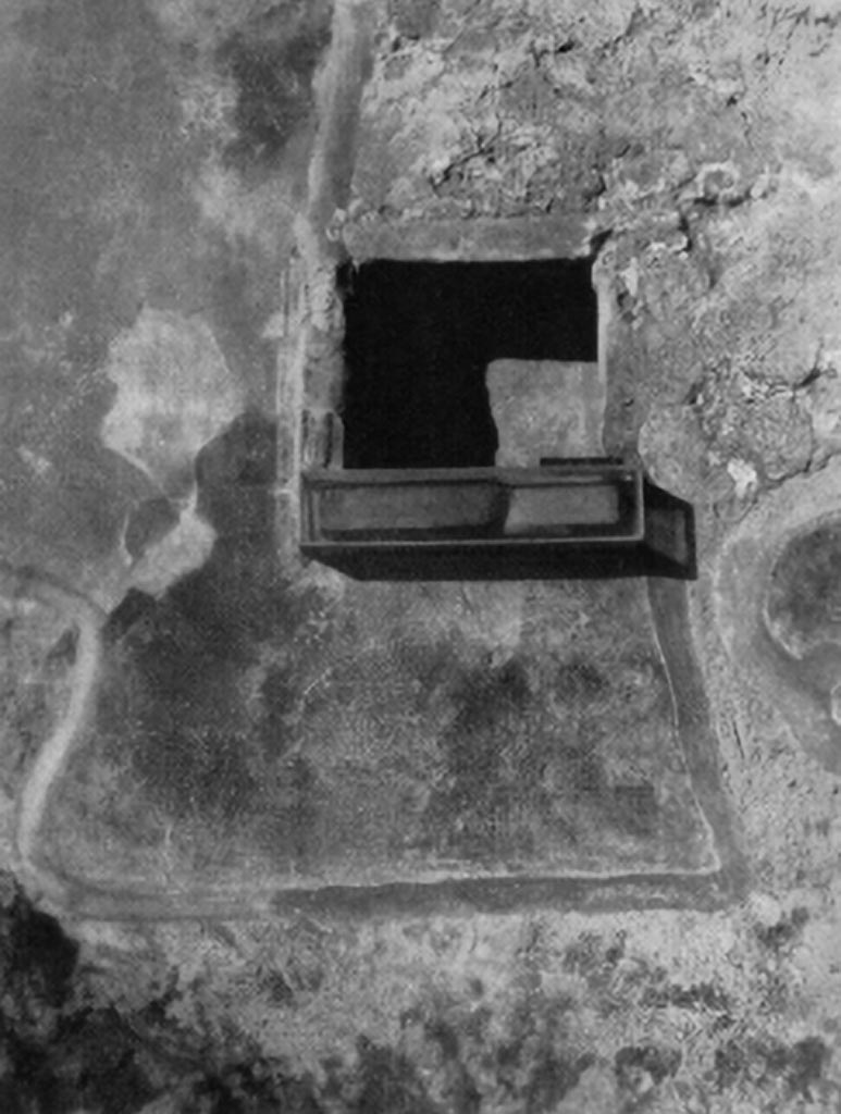 II.2.3 Pompeii. 1937 photo by Tatiana Warscher. East wall with lararium niche.
According to Boyce, in the east wall was a square niche with heavy projecting ledge.
See Boyce G. K., 1937. Corpus of the Lararia of Pompeii. Rome: MAAR 14. (P.30, no.63, Pl.4, 3, the location given as II.v.3)