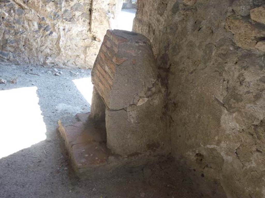 II.2.3 Pompeii. June 2012. Looking south from narrow doorway into room 3, of II.2.2. Photo courtesy of Michael Binns.
According to Spinazzola, this structure was a kiln (muffola) for the baking and glazing of small vases/pots.
See Spinazzola, V. Pompei, alla luce degli Scavi Nuovi di Via dell’Abbondanza (Anni 1910-1923), Vol.1, (p.419, fig.483).