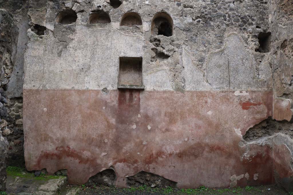 II.2.3 Pompeii. December 2018. West wall with niches. Photo courtesy of Aude Durand.