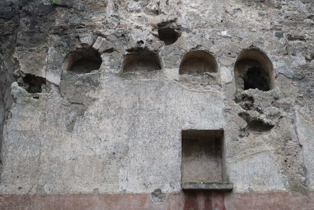 II.2.3 Pompeii. December 2018. Upper west wall with niches. Photo courtesy of Aude Durand.