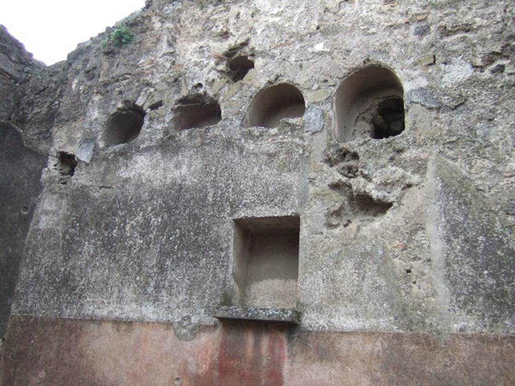 II.2.3 Pompeii. December 2005. East wall with niche.