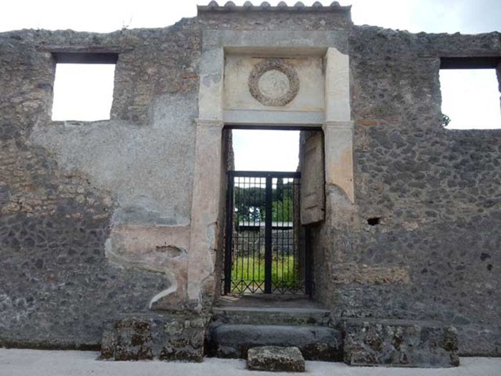 II.2.4 Pompeii. May 2016. Entrance doorway and front façade, on south side of Via dell’Abbondanza. Photo courtesy of Buzz Ferebee.