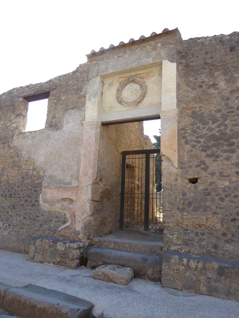 II.2.4 Pompeii. September 2017. Entrance doorway, looking east on Via dell’Abbondanza.
Foto Annette Haug, ERC Grant 681269 DÉCOR.