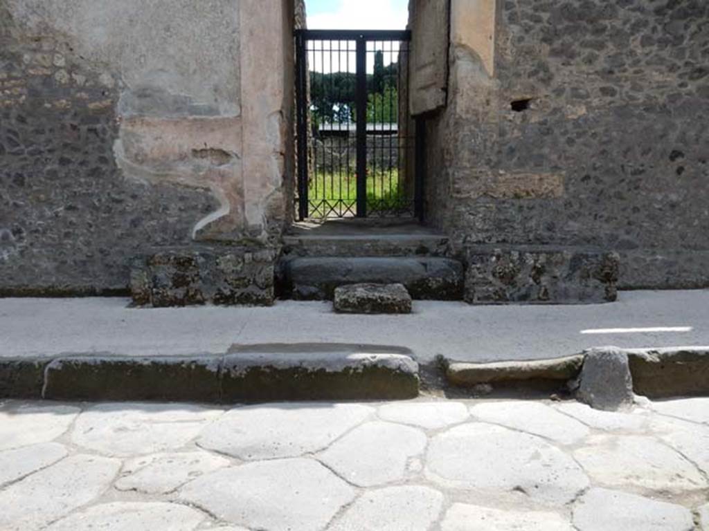 II.2.4 Pompeii. May 2016. Entrance doorway and fauces 1.
South side of Via dell’Abbondanza, showing remains of painted plaster decoration, benches and steps to entrance.
Photo courtesy of Buzz Ferebee.