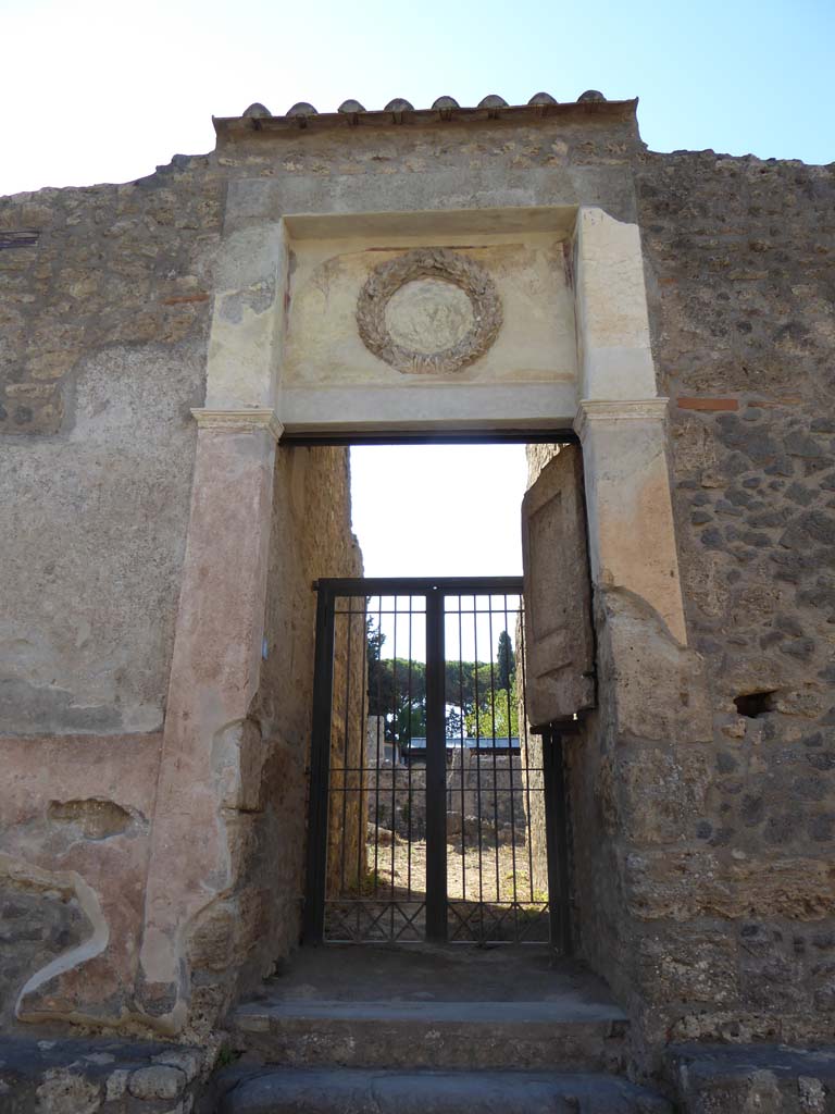II.2.4 Pompeii. September 2017. Entrance doorway with remaining plaster cast of half a door, on right.
Foto Annette Haug, ERC Grant 681269 DÉCOR.