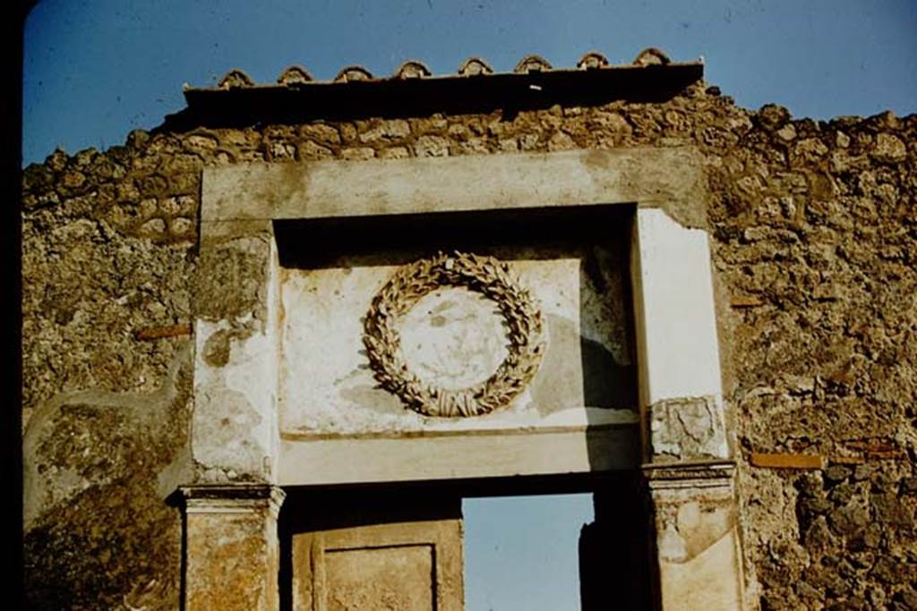 II.2.4 Pompeii. 1957. Emblem decoration above entrance doorway. Photo by Stanley A. Jashemski.
Source: The Wilhelmina and Stanley A. Jashemski archive in the University of Maryland Library, Special Collections (See collection page) and made available under the Creative Commons Attribution-Non Commercial License v.4. See Licence and use details.
J57f0196