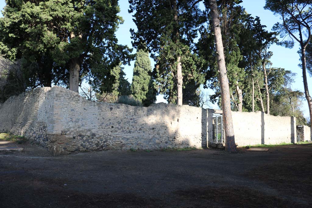 II.2.5 Pompeii. September 2018. 
Looking along south side of insula II.2, with entrance doorway leading to garden area, at II.2.5. Photo courtesy of Aude Durand.