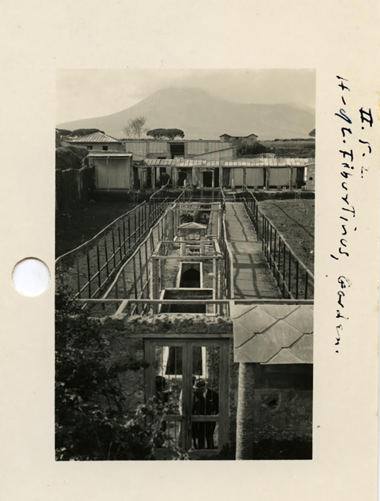 II.2.5 Pompeii. Pre-1937-39. Looking north across garden from above entrance doorway.
Photo courtesy of American Academy in Rome, Photographic Archive. Warsher collection no. 006.