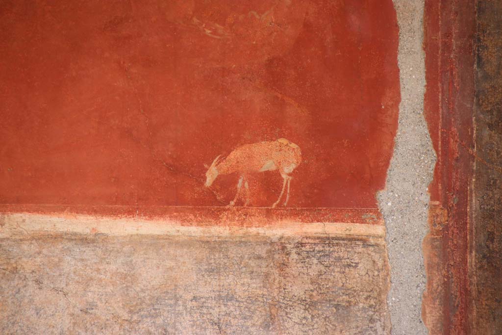II.3.3 Pompeii. September 2017. 
Room 11, west portico, detail of painted decoration above doorway to room 13, cubiculum. Photo courtesy of Klaus Heese.