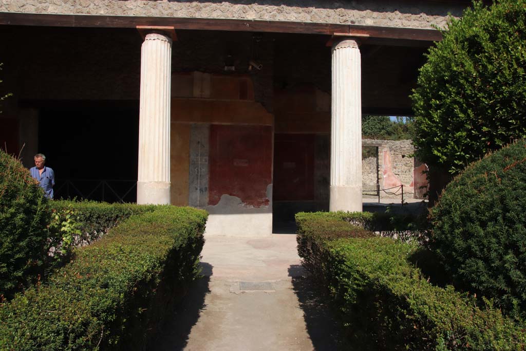 II.3.3 Pompeii. September 2017. Looking towards north portico and doorway to atrium, on right.    
Photo courtesy of Klaus Heese.