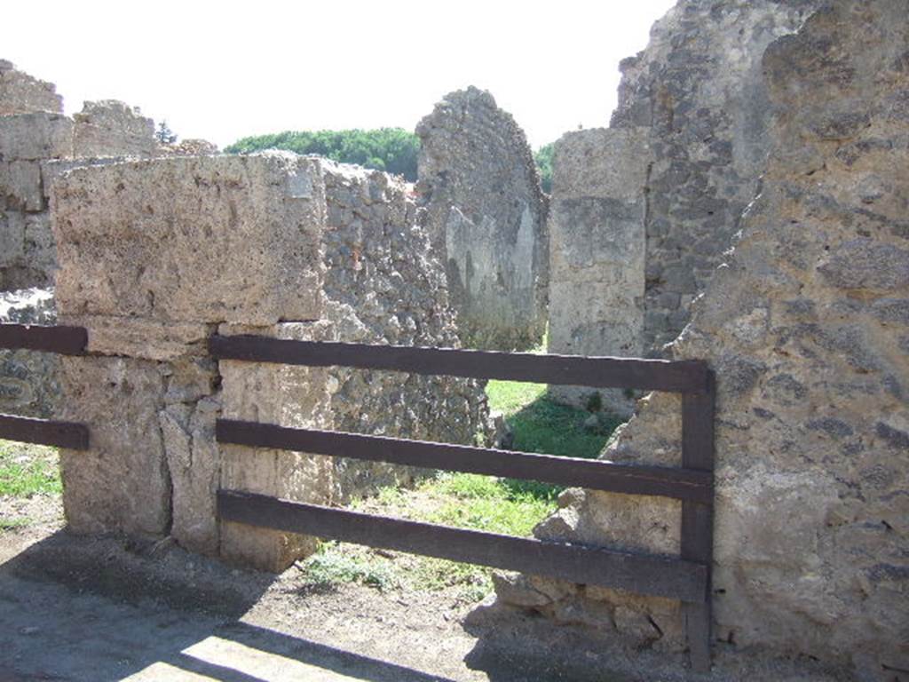 II.3.3A Pompeii. September 2005. Identified in CTP on Via dell’ Abbondanza now numbered as part of II.3.4