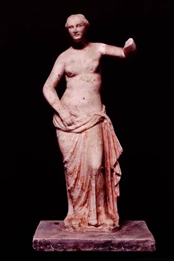 II.3.6 Pompeii, 1982 or 1983. White marble statue of Venus, still with traces of red colouring. Found in 1953. SAP inventory number: 9926.   
Source: The Wilhelmina and Stanley A. Jashemski archive in the University of Maryland Library, Special Collections (See collection page) and made available under the Creative Commons Attribution-Non Commercial License v.4. See Licence and use details. J80f0513