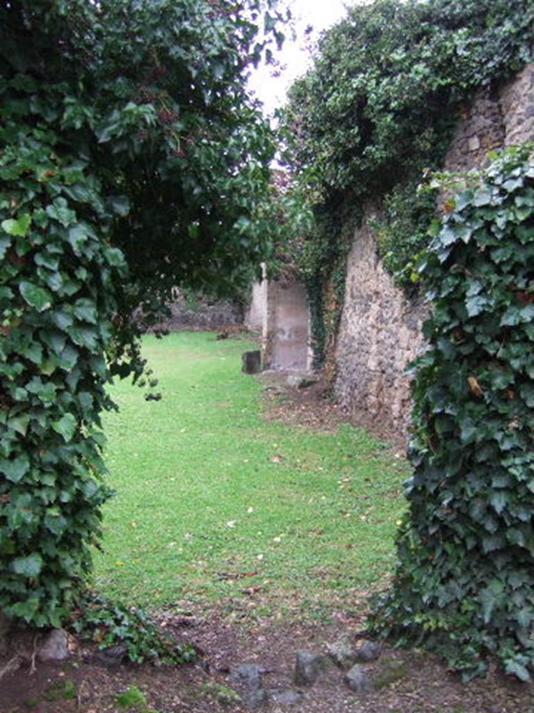 II.3.6 Pompeii.  December 2005.  Garden looking west.