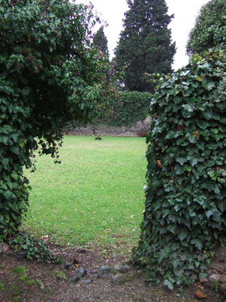 II.3.6 Pompeii.  December 2005. Garden looking west.