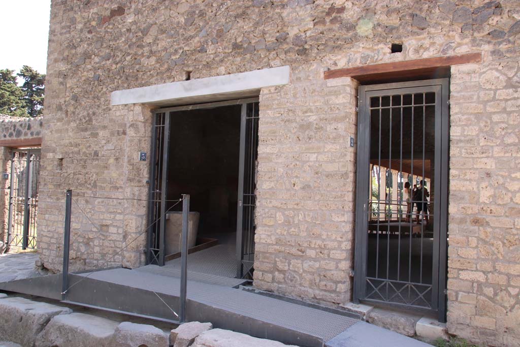 II.4.4, 11.4.3 (open doorway) and II.4.2, Pompeii. September 2019. Doorways on south side of Via dell’Abbondanza.
Photo courtesy of Klaus Heese.