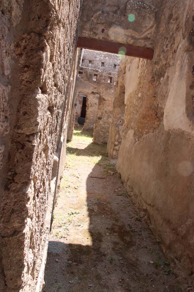 II.4.3 Pompeii. September 2019. Looking south along rear corridor leading towards II.4.10.
Photo courtesy of Klaus Heese.