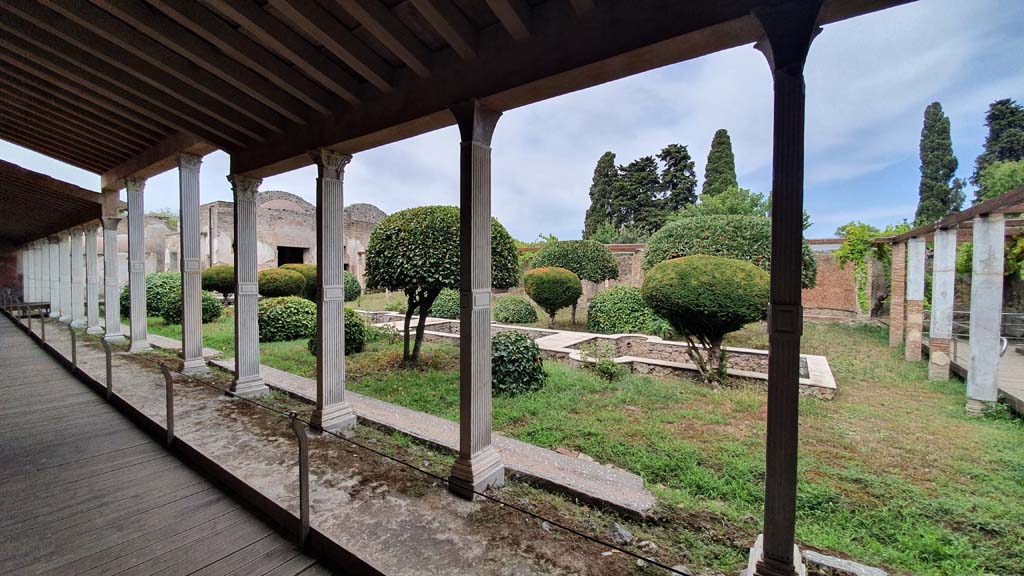 II.4.6. Pompeii. August 2021. Looking north-east across garden area from west portico.
Foto Annette Haug, ERC Grant 681269 DÉCOR.