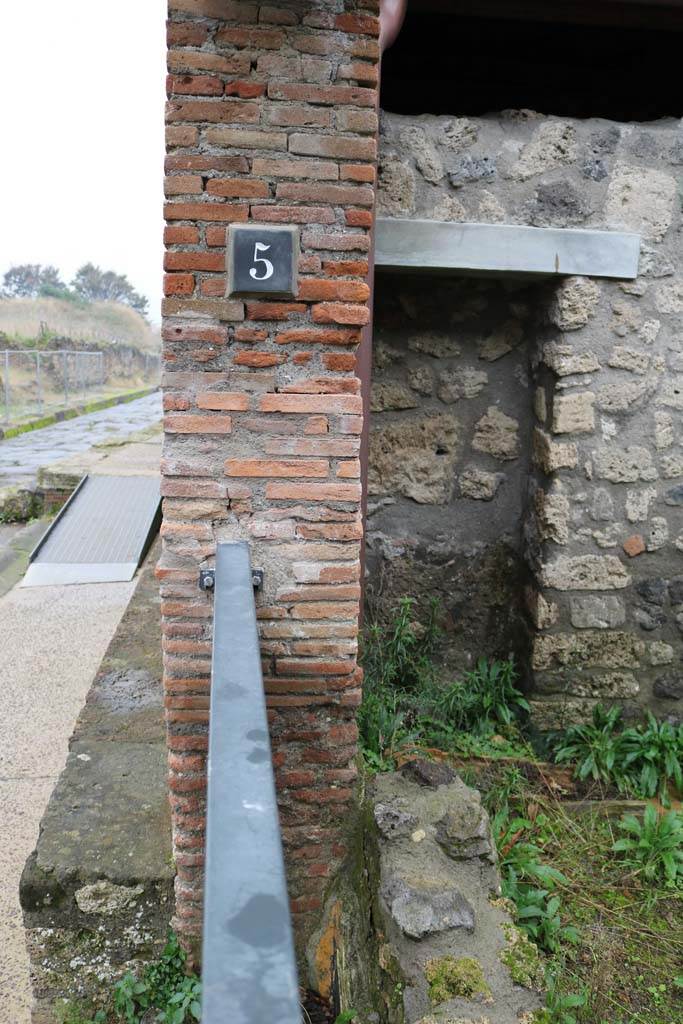 II.4.5 Pompeii. December 2018. 
East side of entrance doorway, with recess in east wall. Photo courtesy of Aude Durand.
