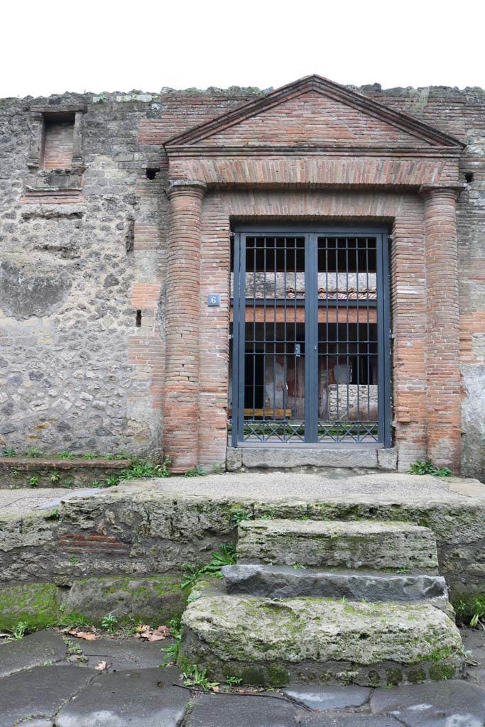 II.4.6 Pompeii. December 2018. 
Looking south to steps to entrance doorway. Photo courtesy of Aude Durand.