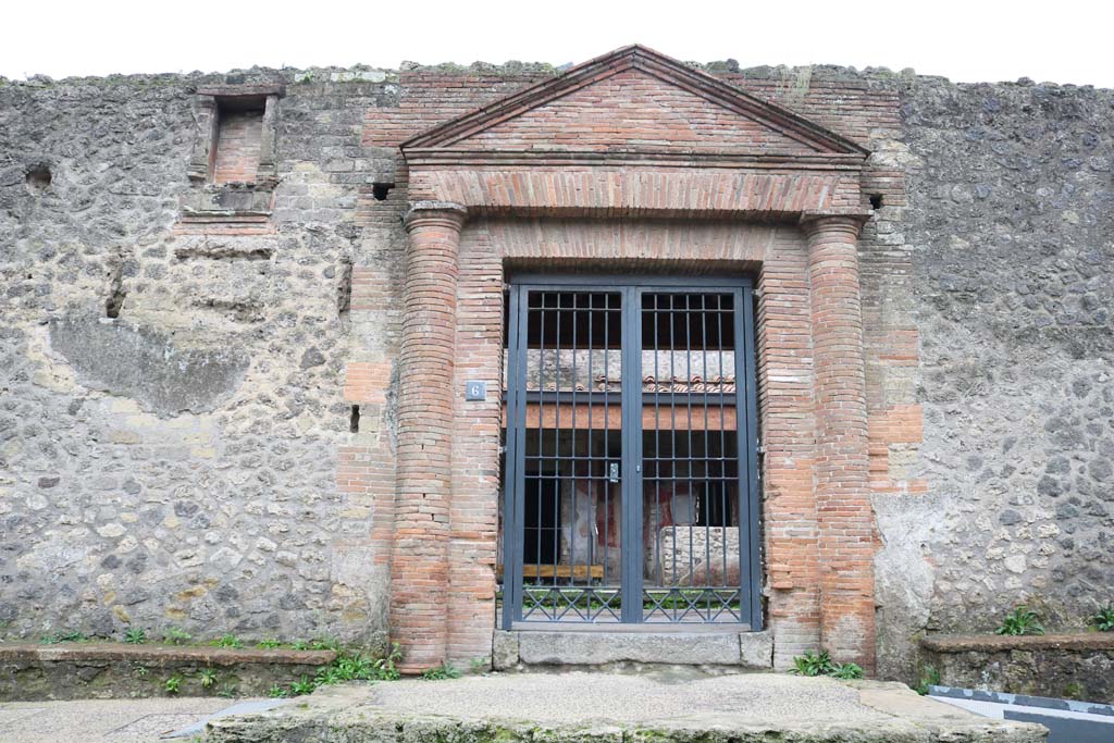 II.4.6 Pompeii. December 2018. 
Entrance doorway with upper niche/recess on left of doorway, and bench on right of doorway. Photo courtesy of Aude Durand.